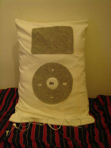 Illustration for article titled Super iPod Pillow is Plusher than Plush, Plays MP3s